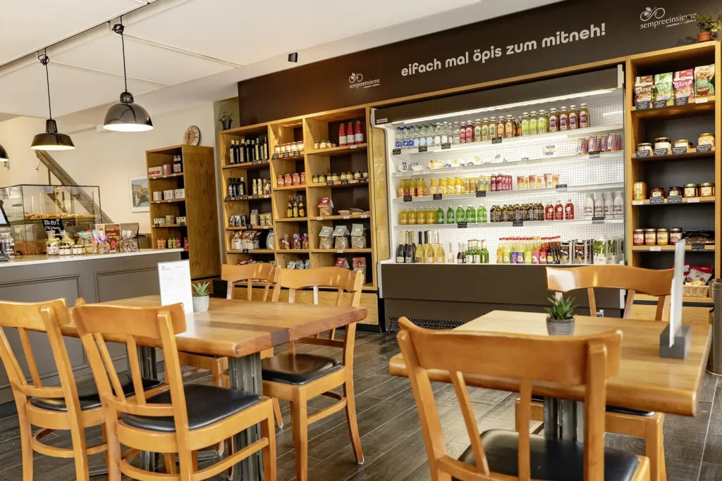 Cafe-Bereich der Baeckerei mit Sitzgelegenheiten