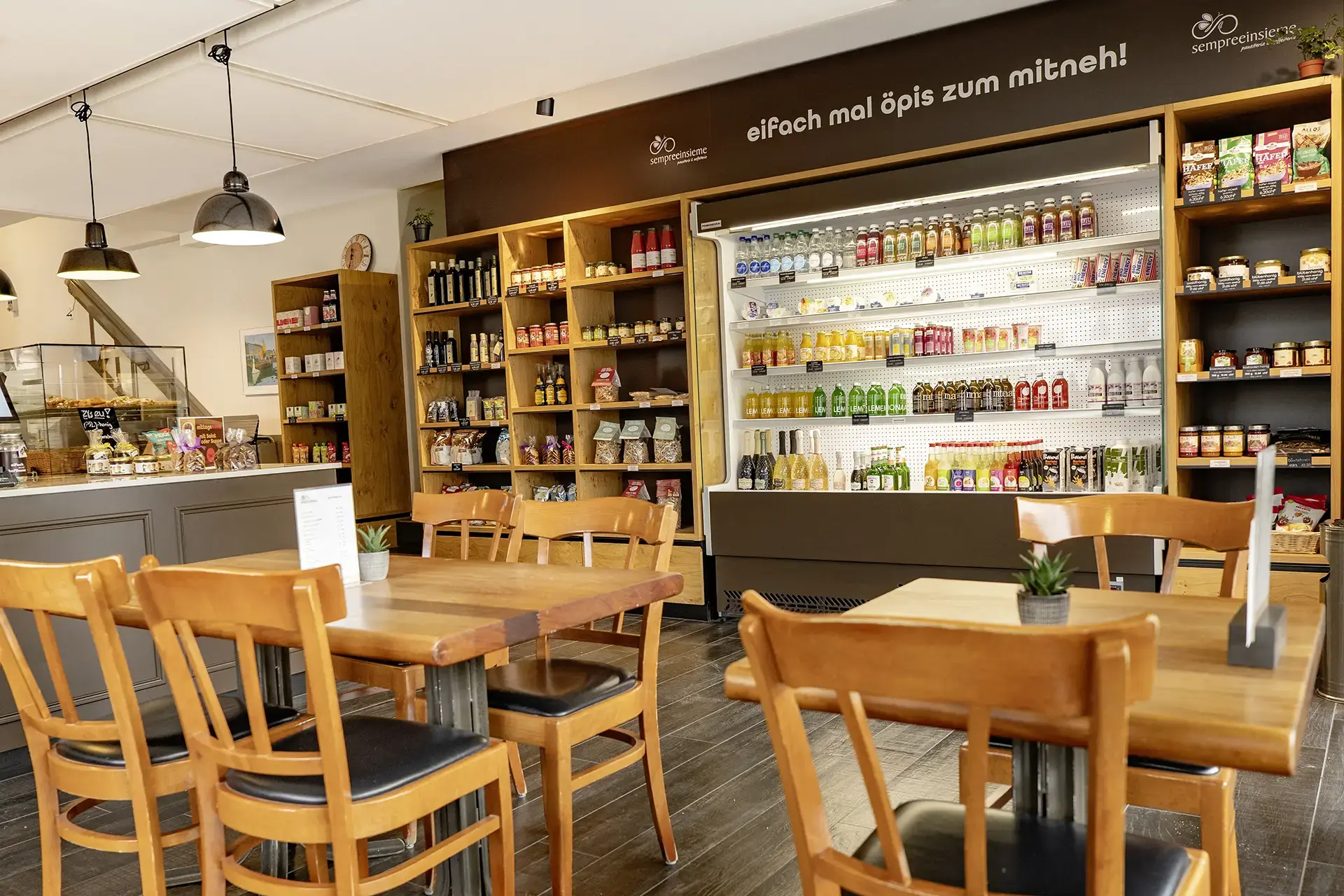 Cafe-Bereich der Baeckerei mit Sitzgelegenheiten