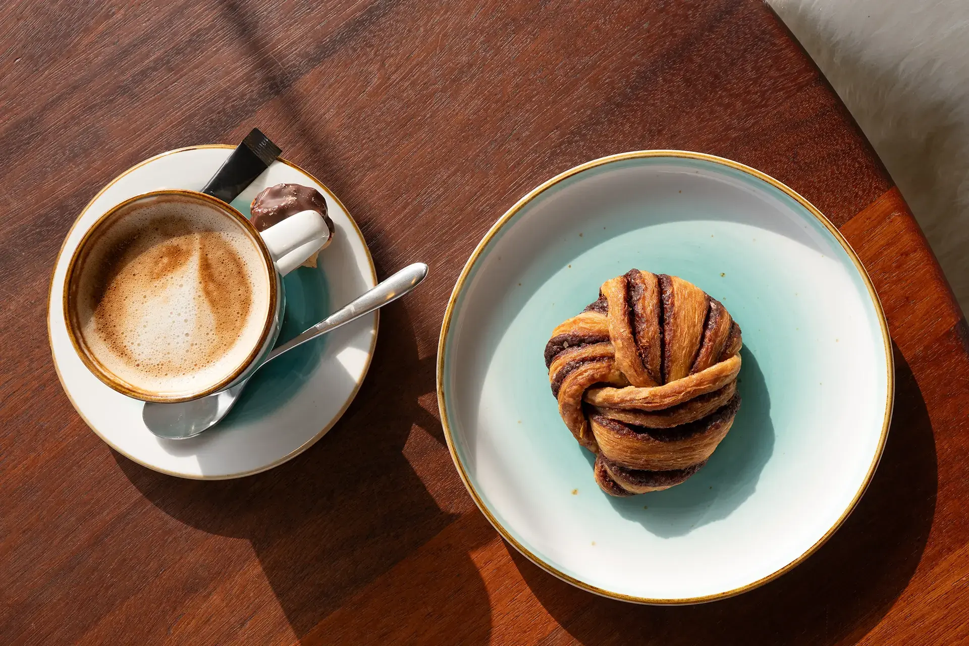 Kaffee und Gebäck im Cafe der Bäckerei