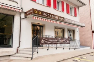 Aussenansicht der Bäckerei sempre insieme in Wildegger