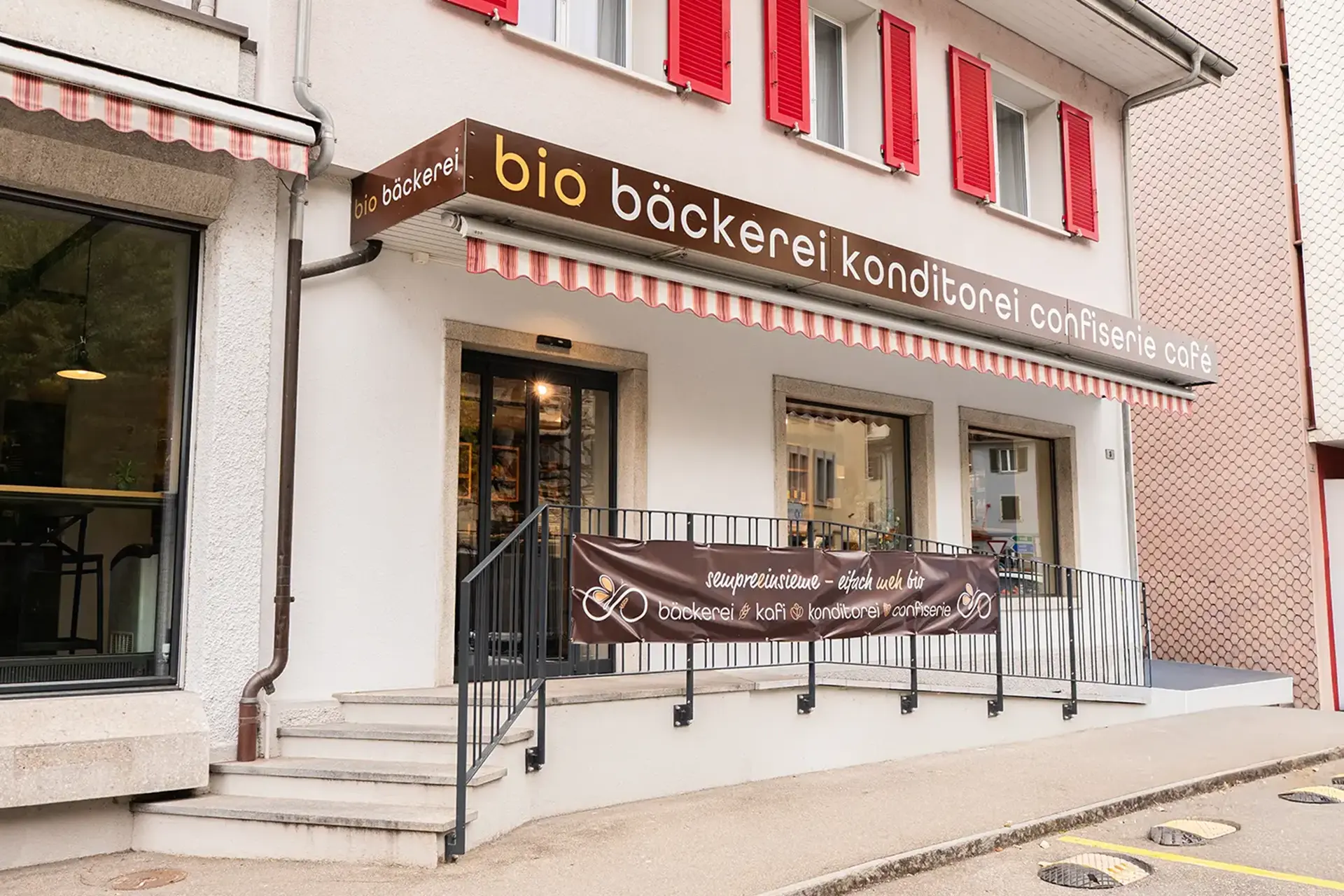 Aussenansicht der Bäckerei sempre insieme in Wildegger