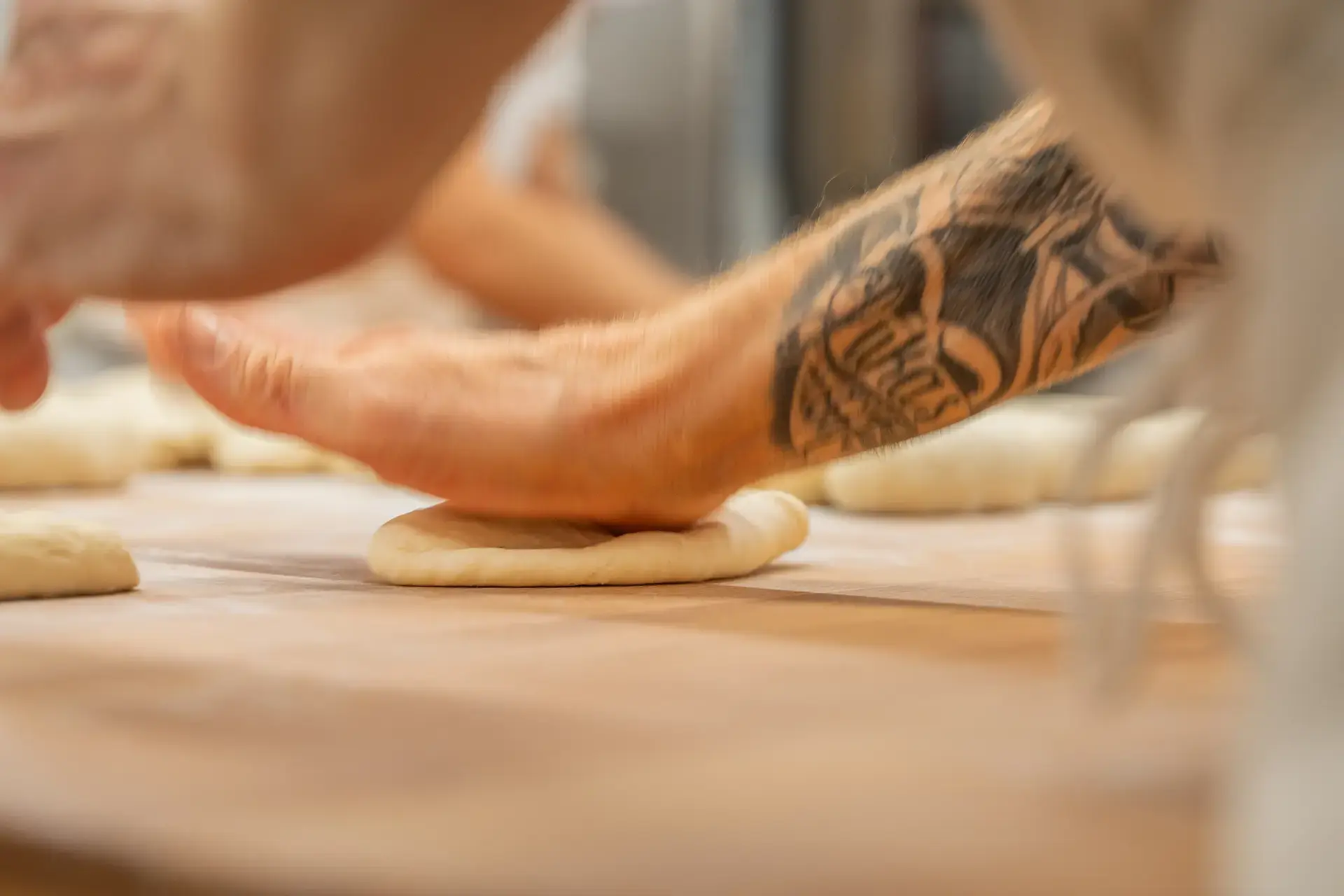 Handwerkliche Herstellung von Biobrot in der Baeckerei sempre insieme in Wildegger