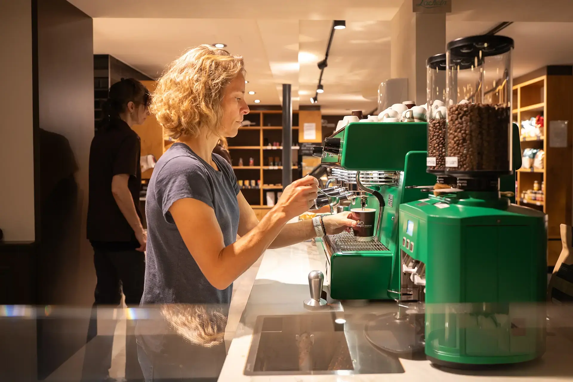 Kaffeezubereitung im modernen Cafe der Bäckerei sempre insieme